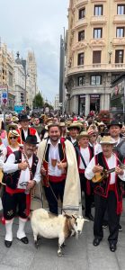Romeria a su paso por las calles del centro de Madrid