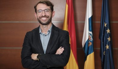 Antonio Olivera, en su despacho de Las Palmas de Gran Canaria. ZEC/Angel Medina G.